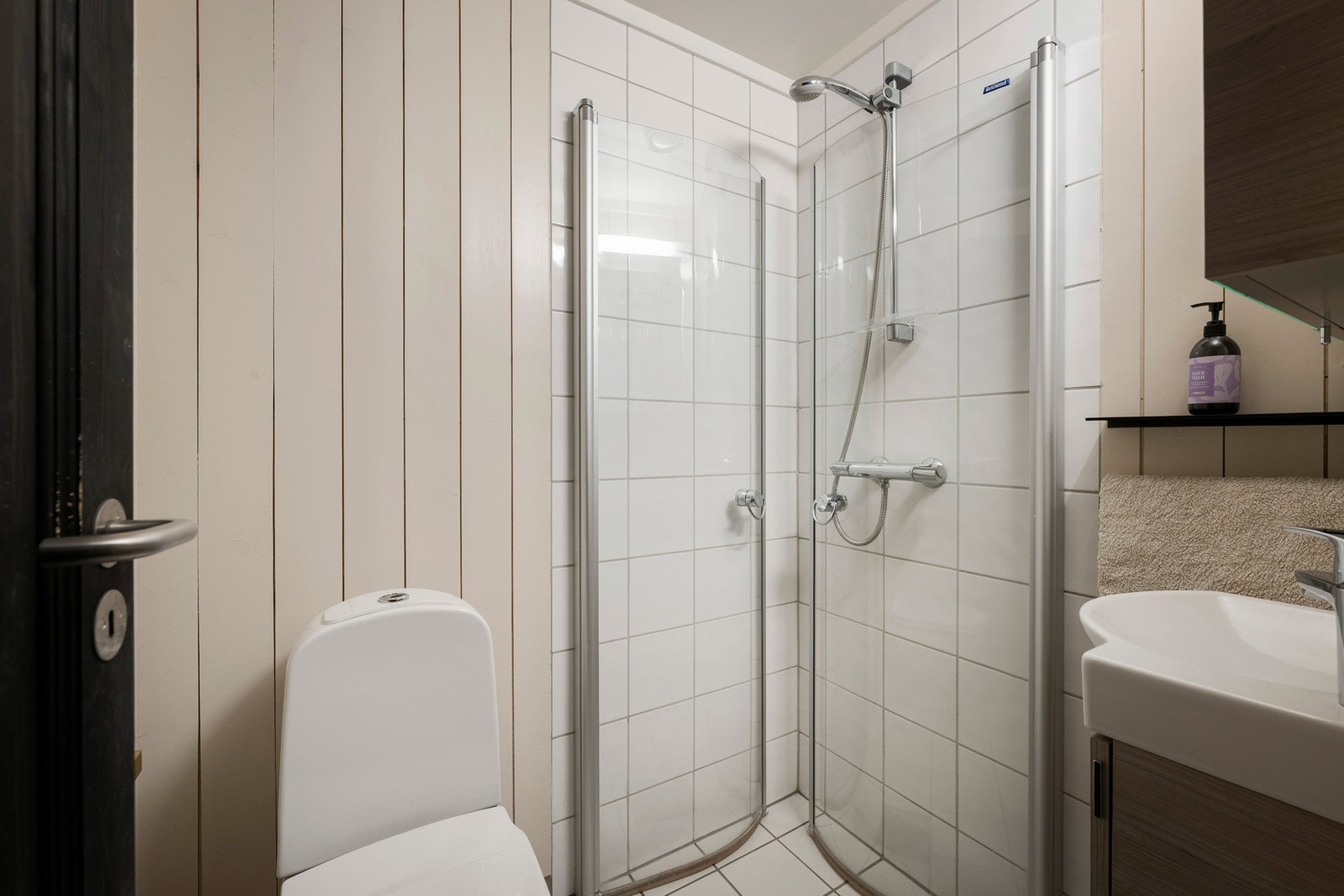 Praktisk bad i hovedetasjen med flislagt gulv og gulvvarme. Galleribilde