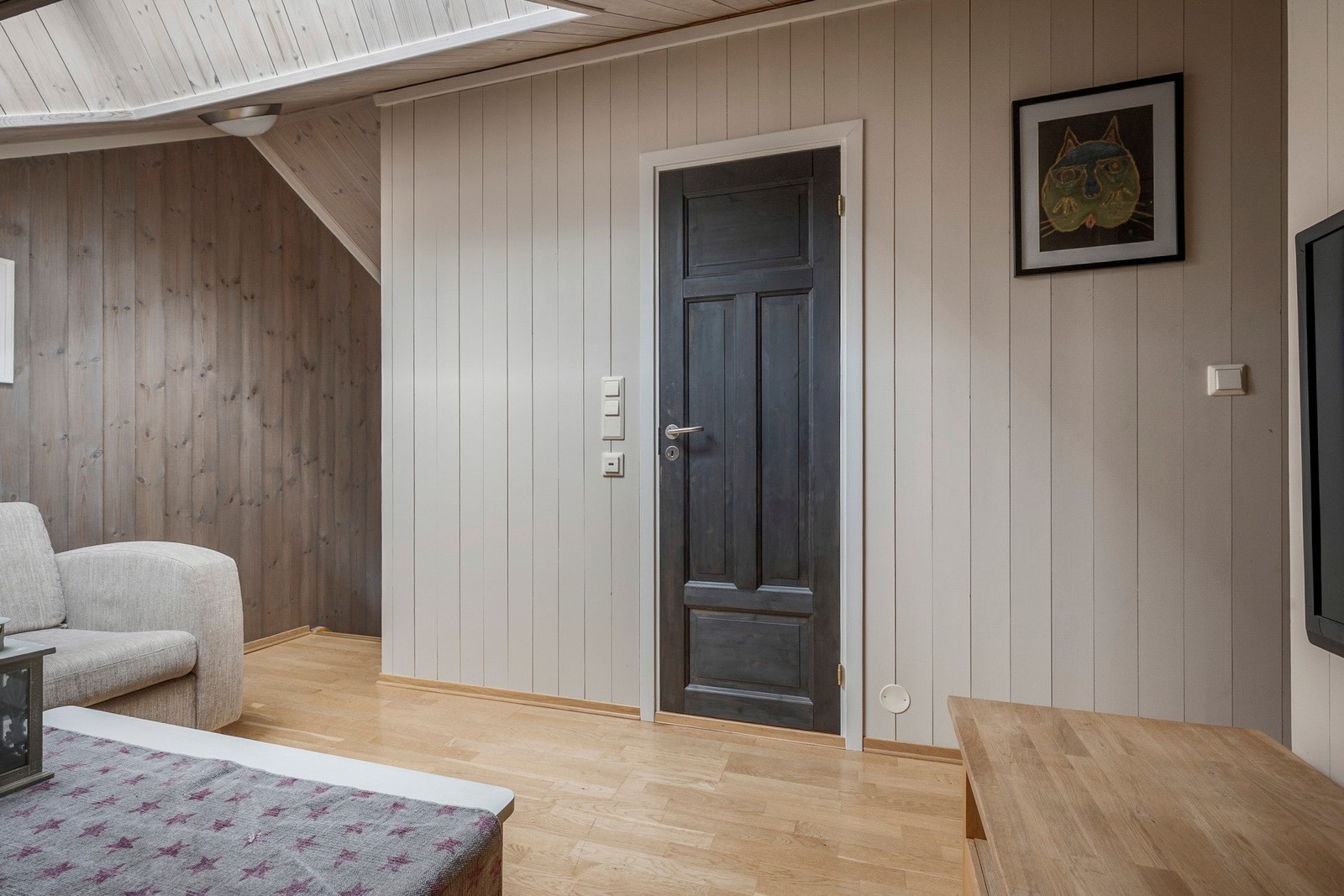 Loftsetasjen har et totalt gulvareal (GUA) på 44 m2, men grunnet skråtak/lav takhøyde er kun 21 m2 av arealet måleverdig som bruksareal. Galleribilde