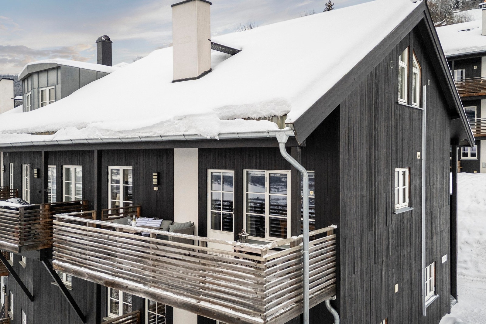 Utgang fra stue/kjøkken til solrik balkong. Galleribilde