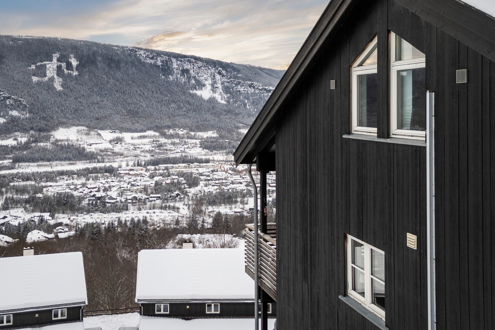 Leiligheten går over de to øverste etasjene i bygget. Galleribilde