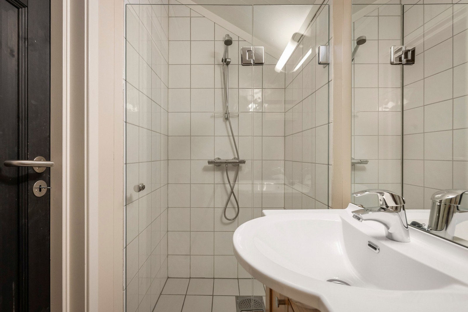 Flislagt gulv med gulvvarme. Mekanisk avtrekk med ventil i himling. Galleribilde