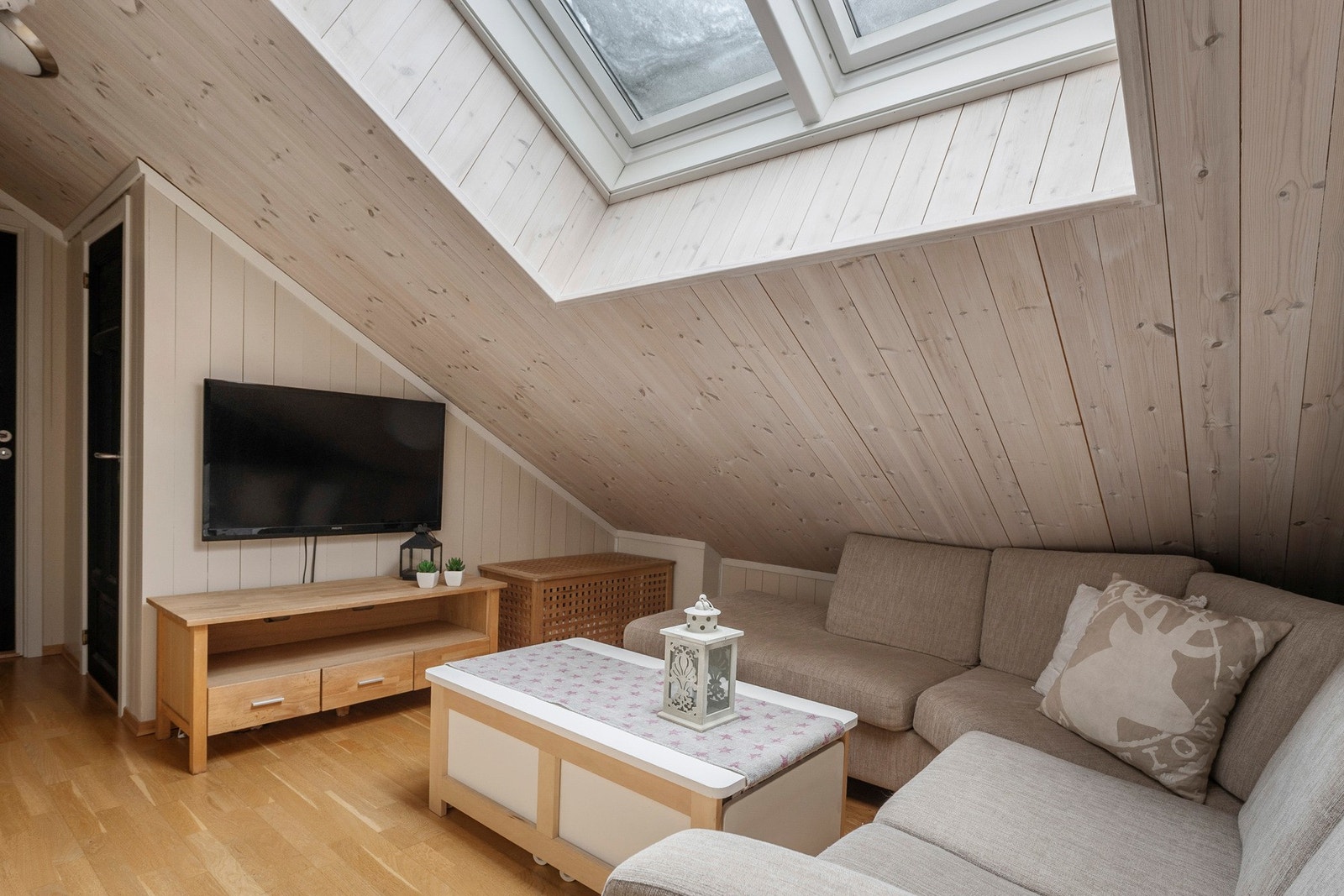 Leiligheten har en TV-stue i loftsetasjen. Perfekt som et ekstra oppholdsrom. Galleribilde