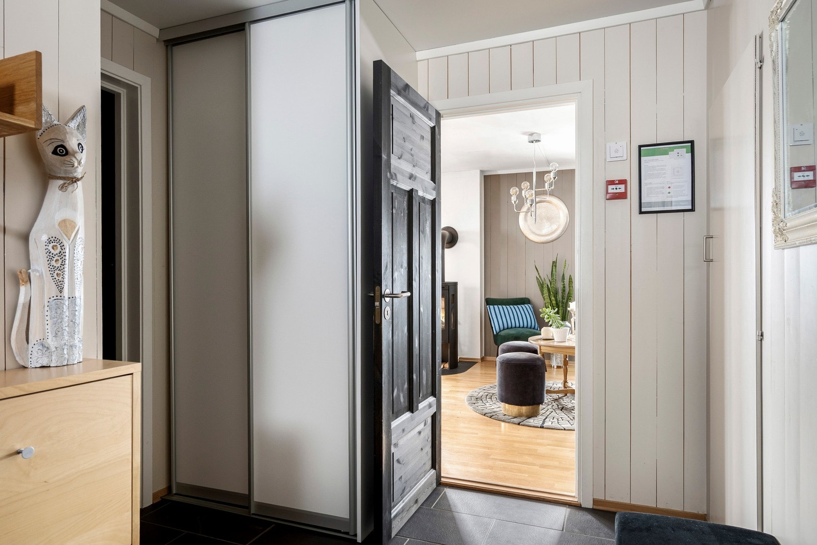 Romslig entré med god plass til yttertøy i skyvedørsgarderobe. Galleribilde