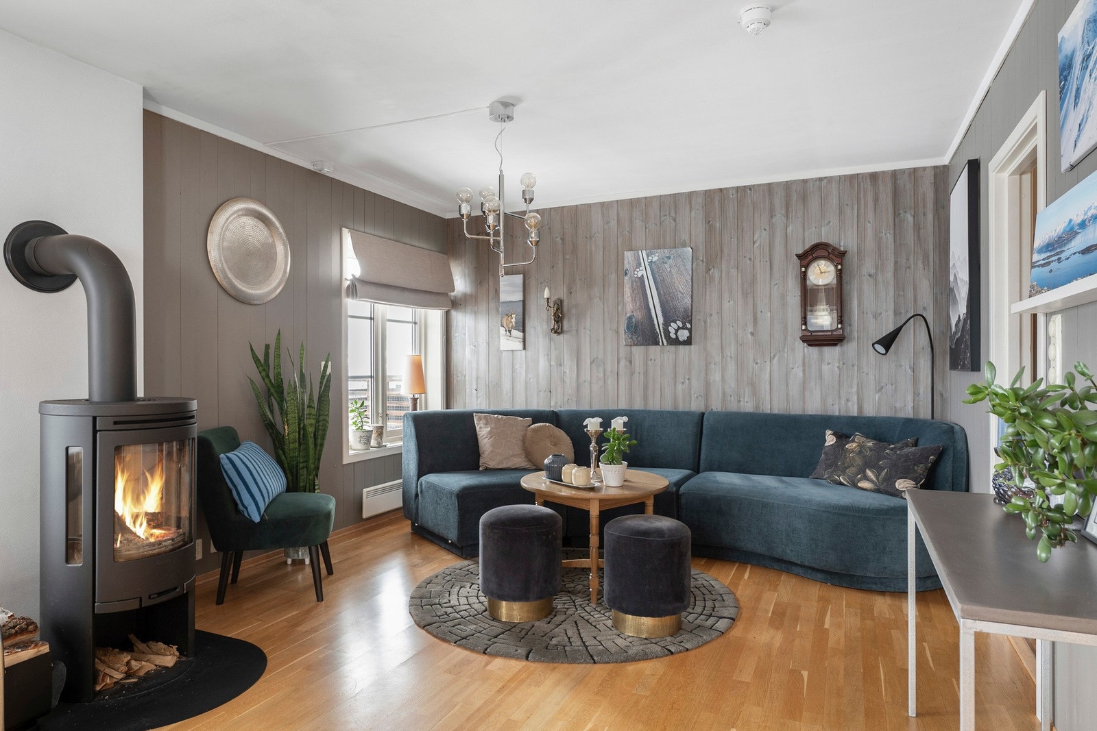 God plass til sofagruppe med tilhørende møblement foran peis. Galleribilde