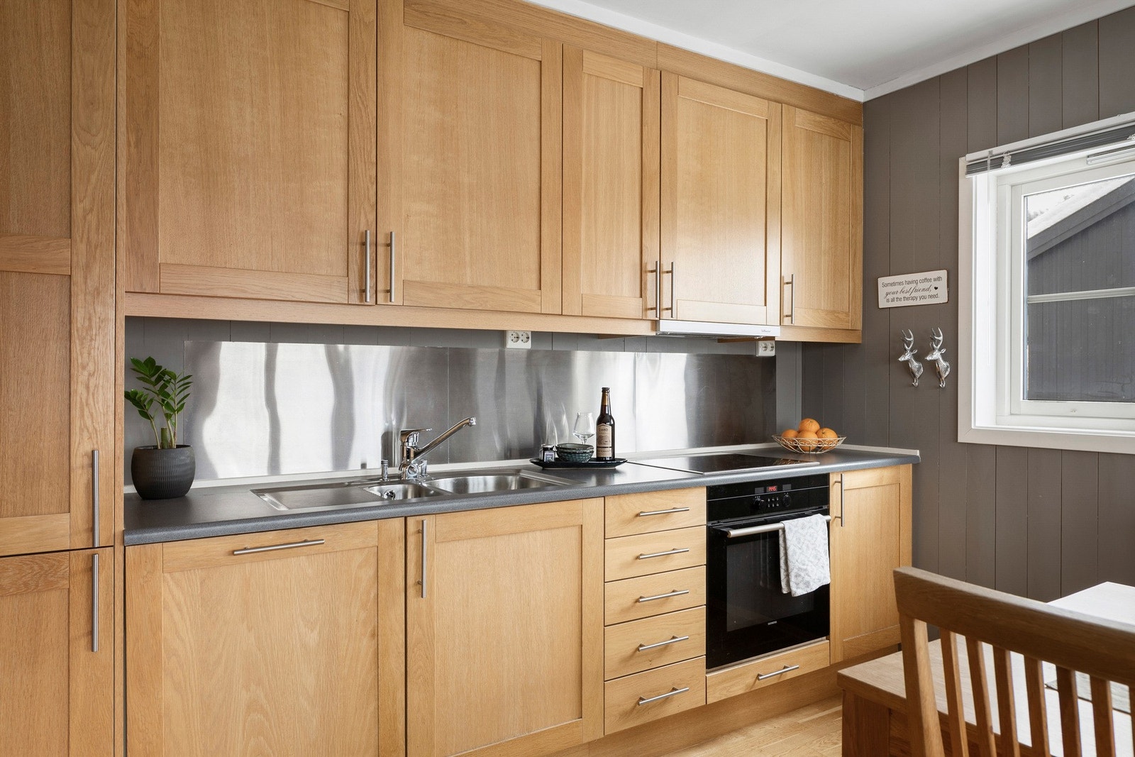 Integrert stekeovn, platetopp, oppvaskmaskin og kjøleskap med fryser. Galleribilde