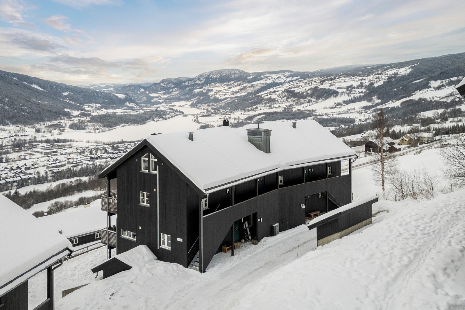 Topp- og endeleilighet med beliggenhet midt i bakken. Galleribilde
