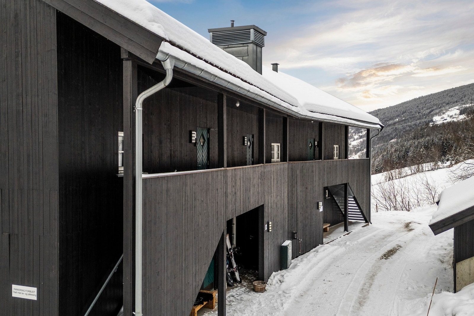 Leiligheten ligger opp en utvendig trapp Galleribilde