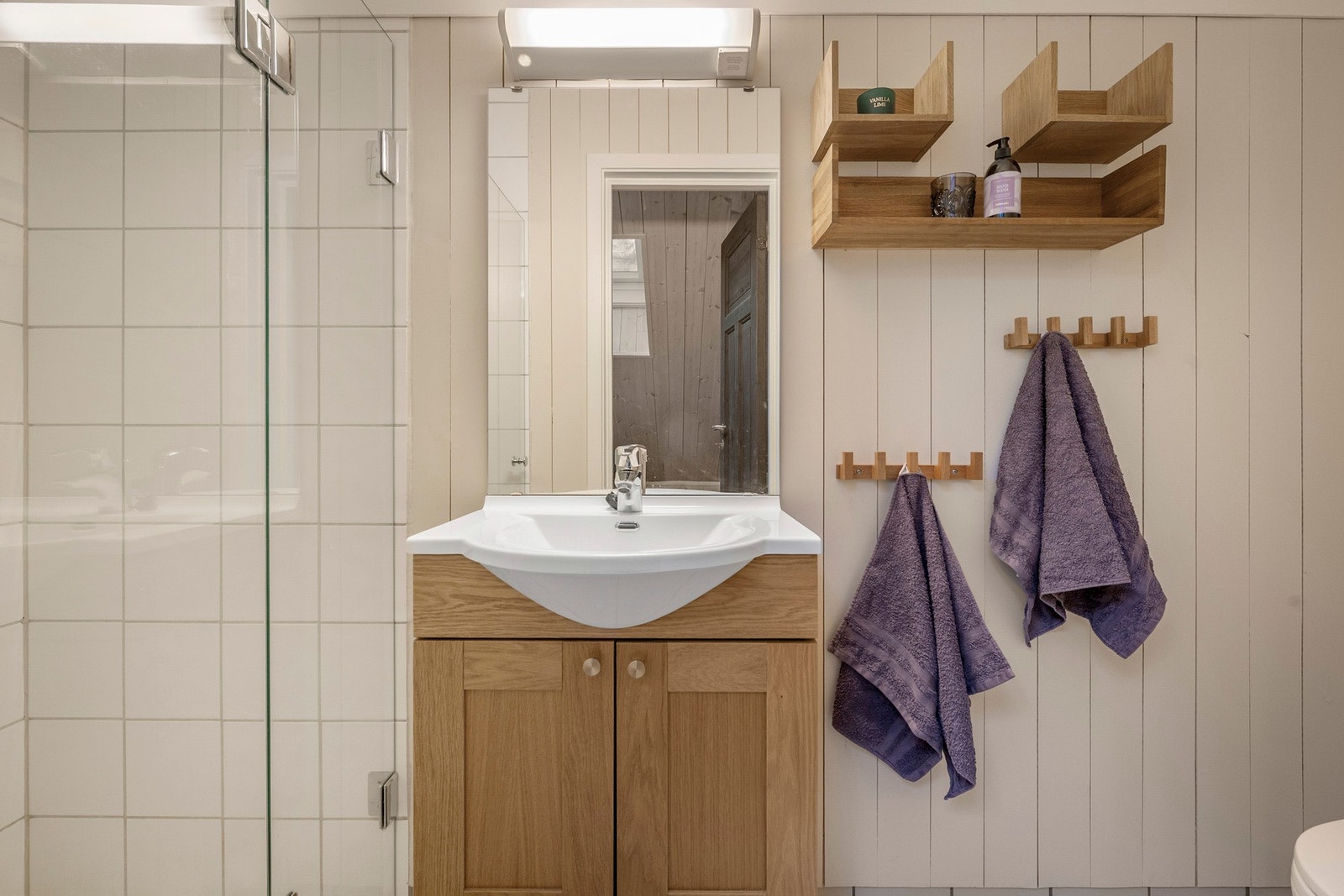 Bad i tilknytning til soverommene i loftsetasjen. Galleribilde