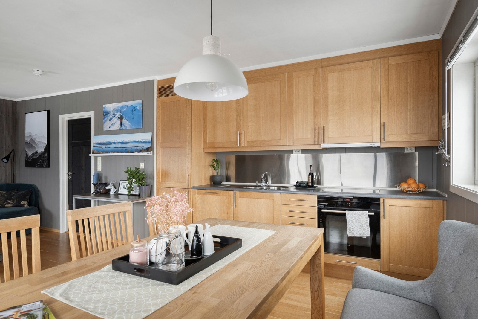 Åpen kjøkkenløsning fra Sigdal med glatte fronter. Benkeplate med laminert overflate. Galleribilde