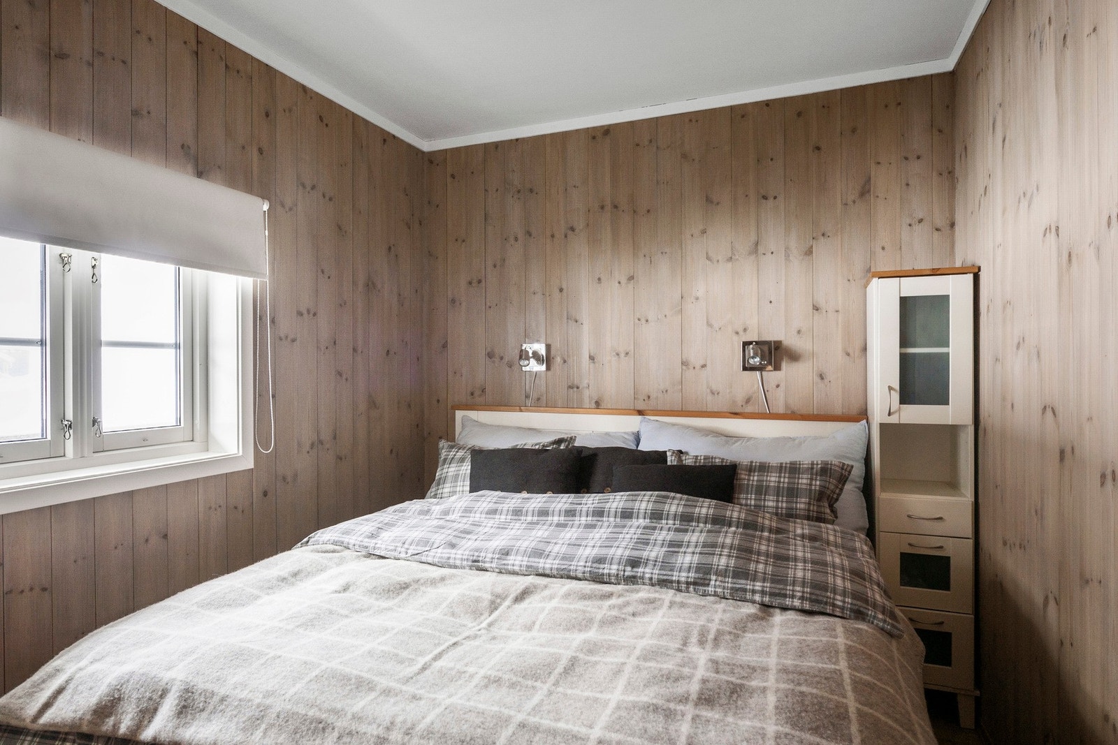 Leiligheten har tre gode soverom. Dette er soverommet i hovedetasjen. Galleribilde