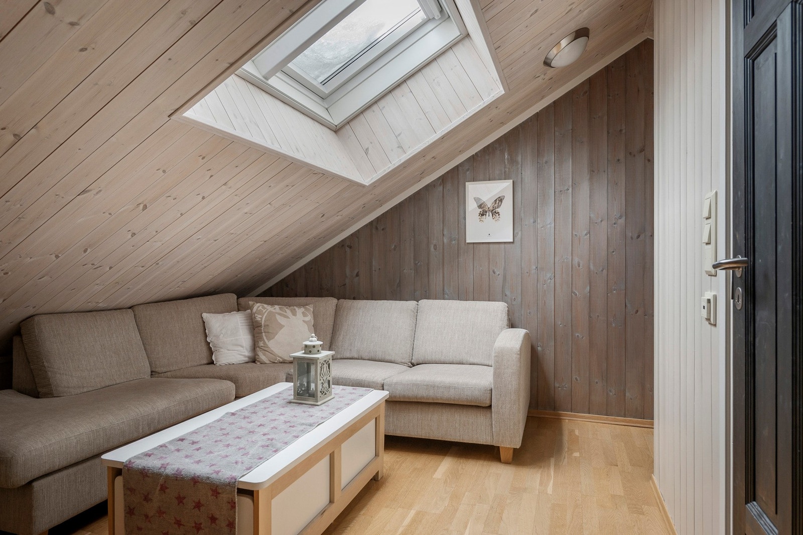 God plass til stor sofa og tilhørende møblement. Galleribilde