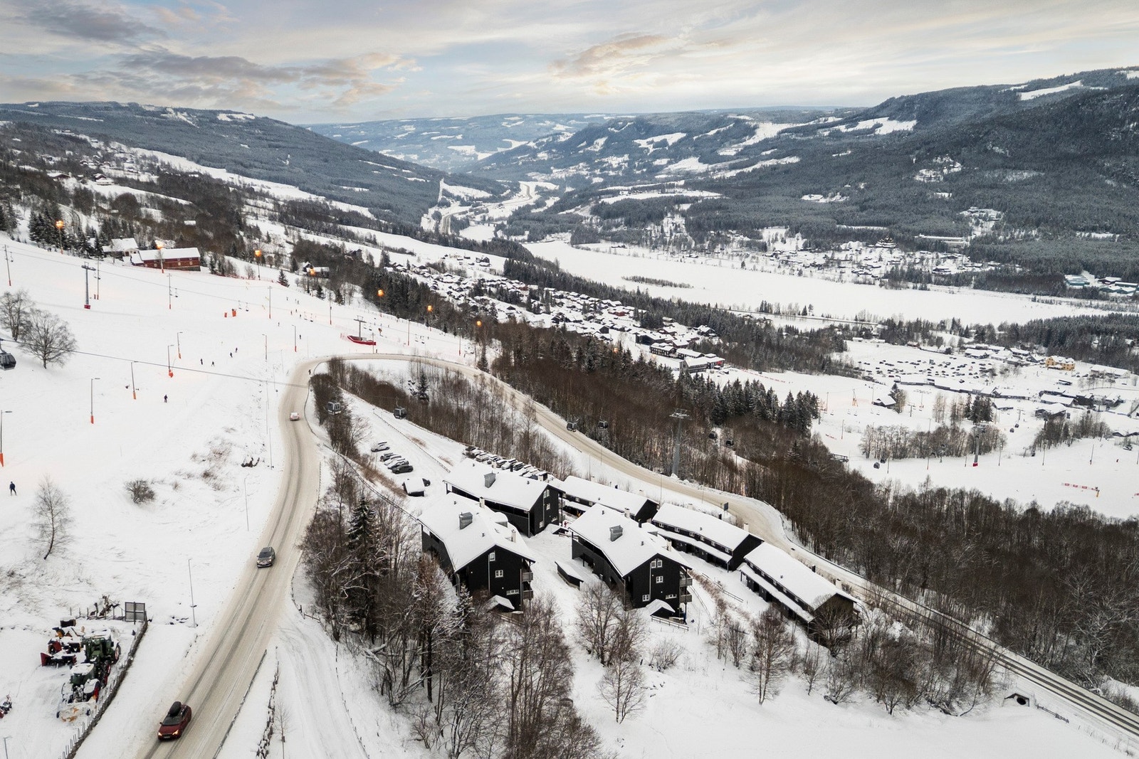 Det er 5 min kjøretur til Øyer sentrum med matbutikker, vinmonopol og restauranter. Galleribilde