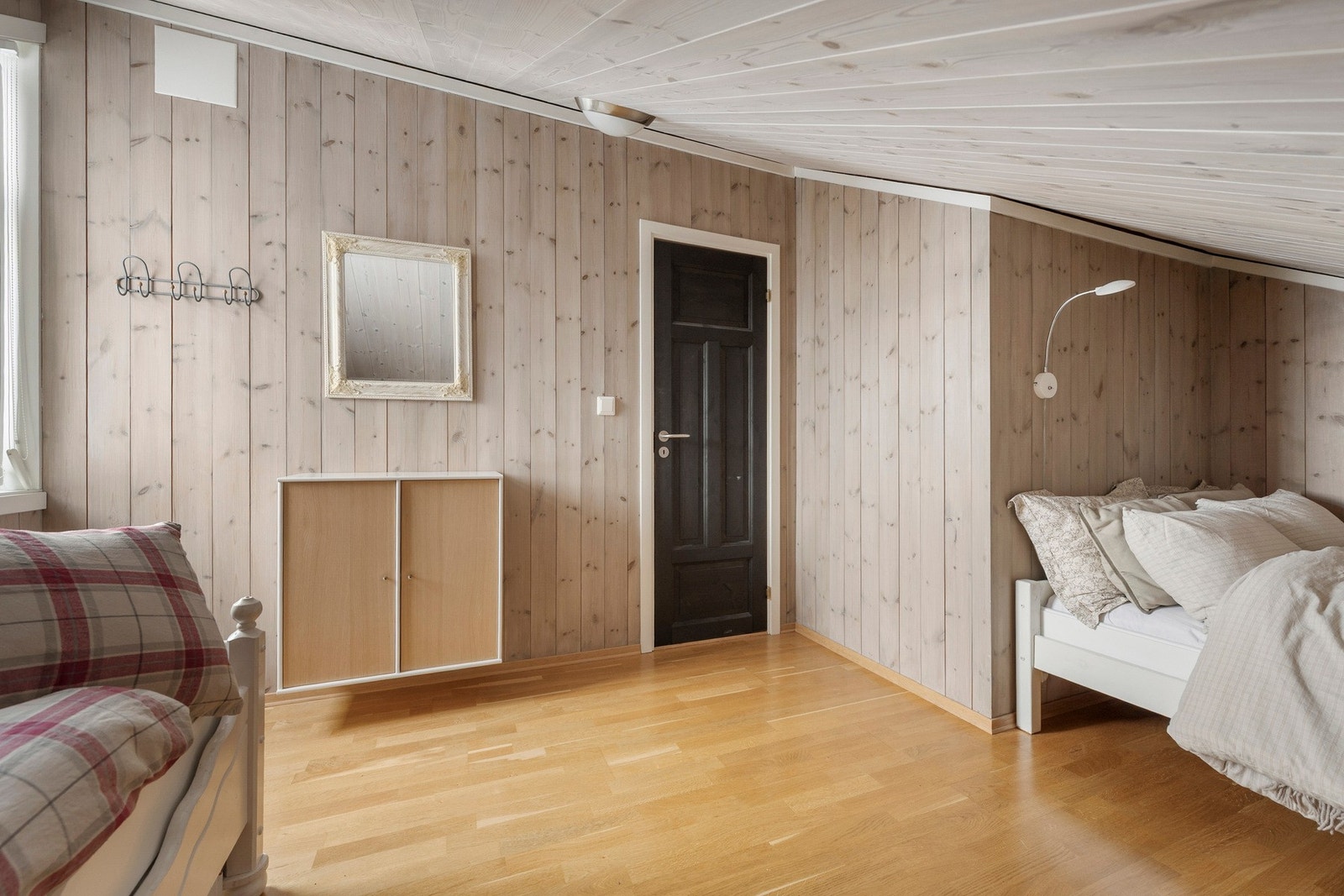 God plass til seng og tilhørende møblement. Galleribilde