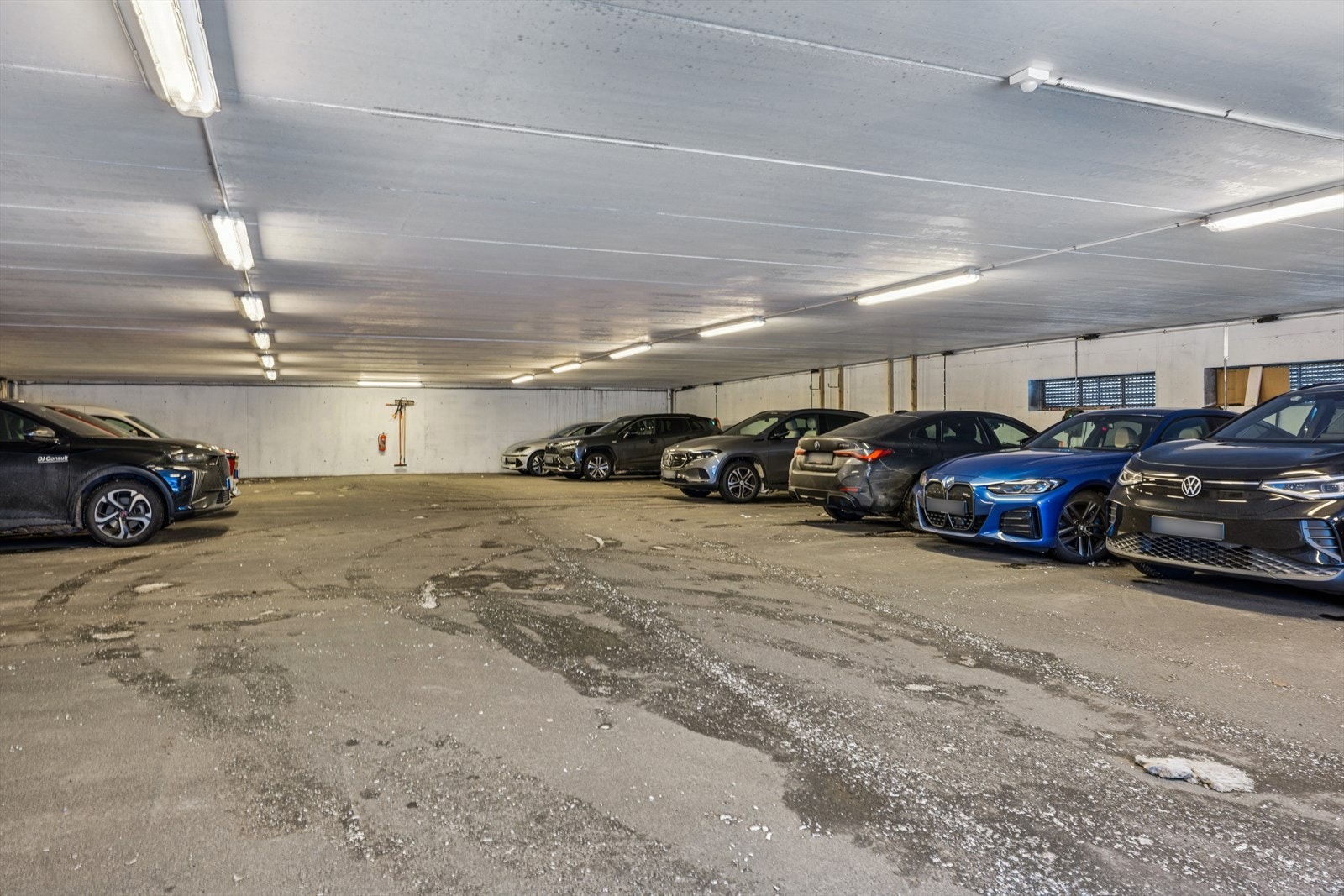 En fast plass i p-hus og en fast plass ute medfølger. Godt med gjesteparkering Galleribilde