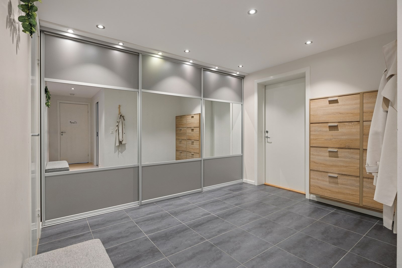 Romslig entré med stor garderobe Galleribilde