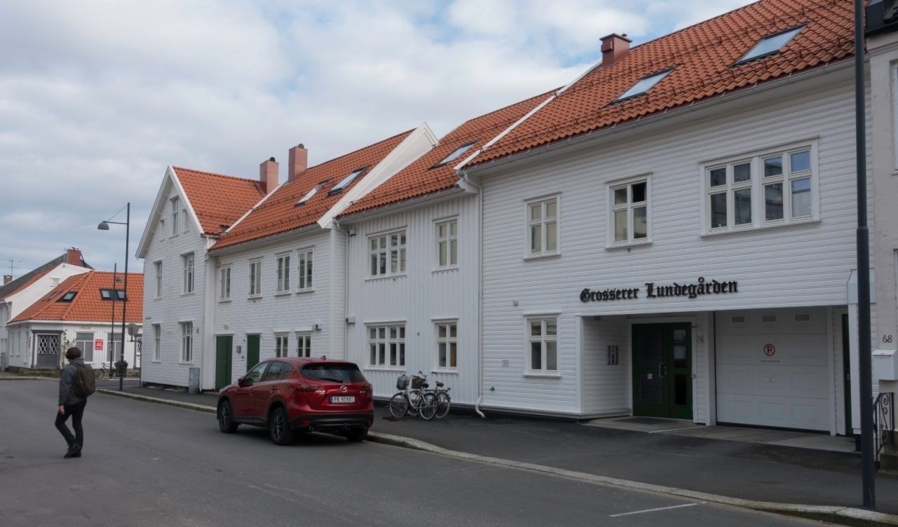 Grosserer Lundegården fra front. Hovedinngang og nedkjøring til p-kjeller. Galleribilde