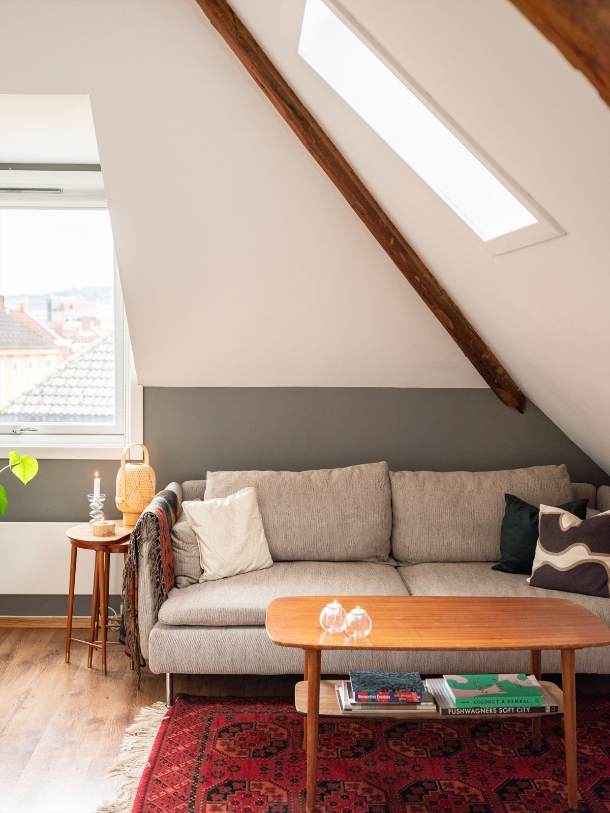 Beliggenheten er svært sentral, med kort vei til kollektivtransport og alle nødvendige servicefasiliteter i gangavstand. Galleribilde