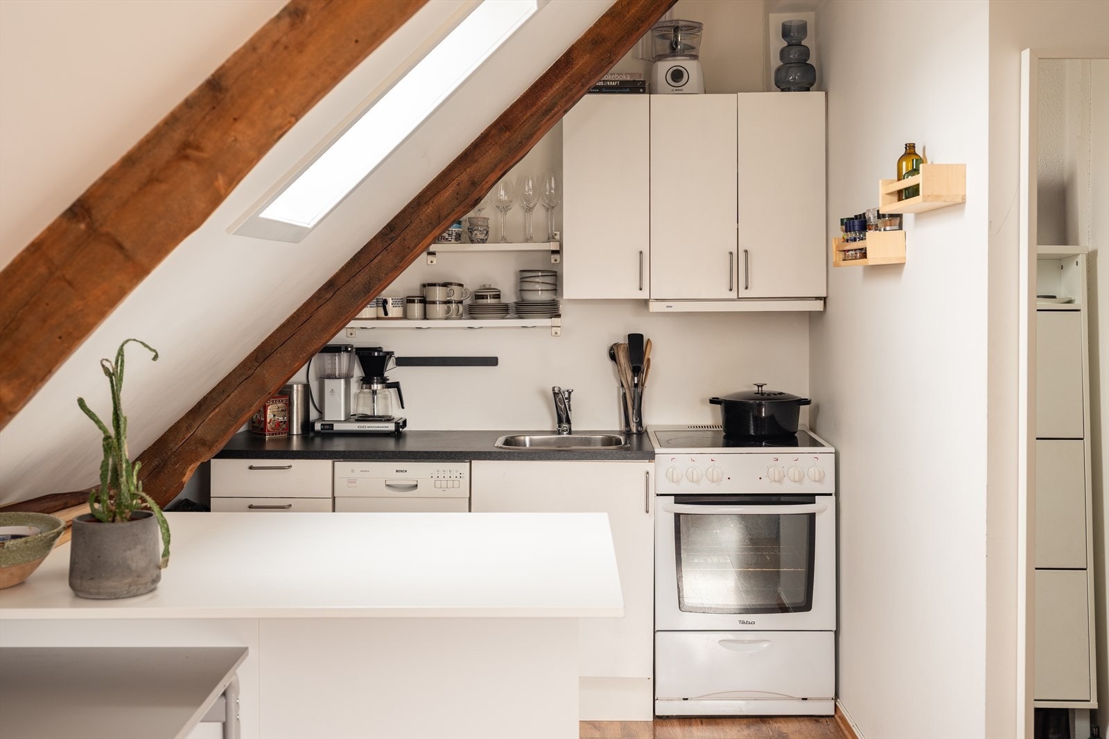 Leiligheten har bod i kjeller, samt tilgang til felles sykkelparkering for sameiet. Tak, kledning og vinduer ble oppgradert av sameiet i 2019 Galleribilde