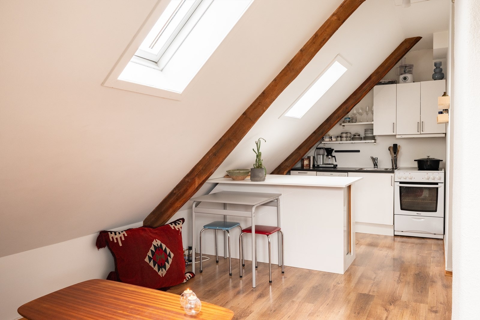 Her får du rikelig med naturlig lysinnslipp via takvinduer, og god gjennomlysning i hele leiligheten. Galleribilde