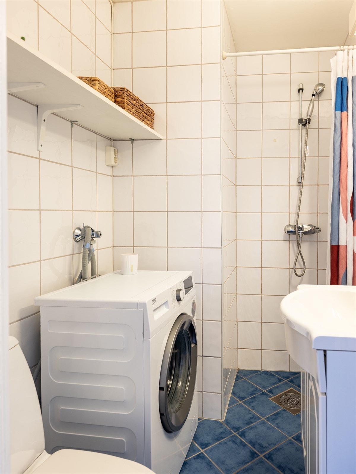 Badet har opplegg for vaskemaskin og innlagt gulvvarme. Galleribilde