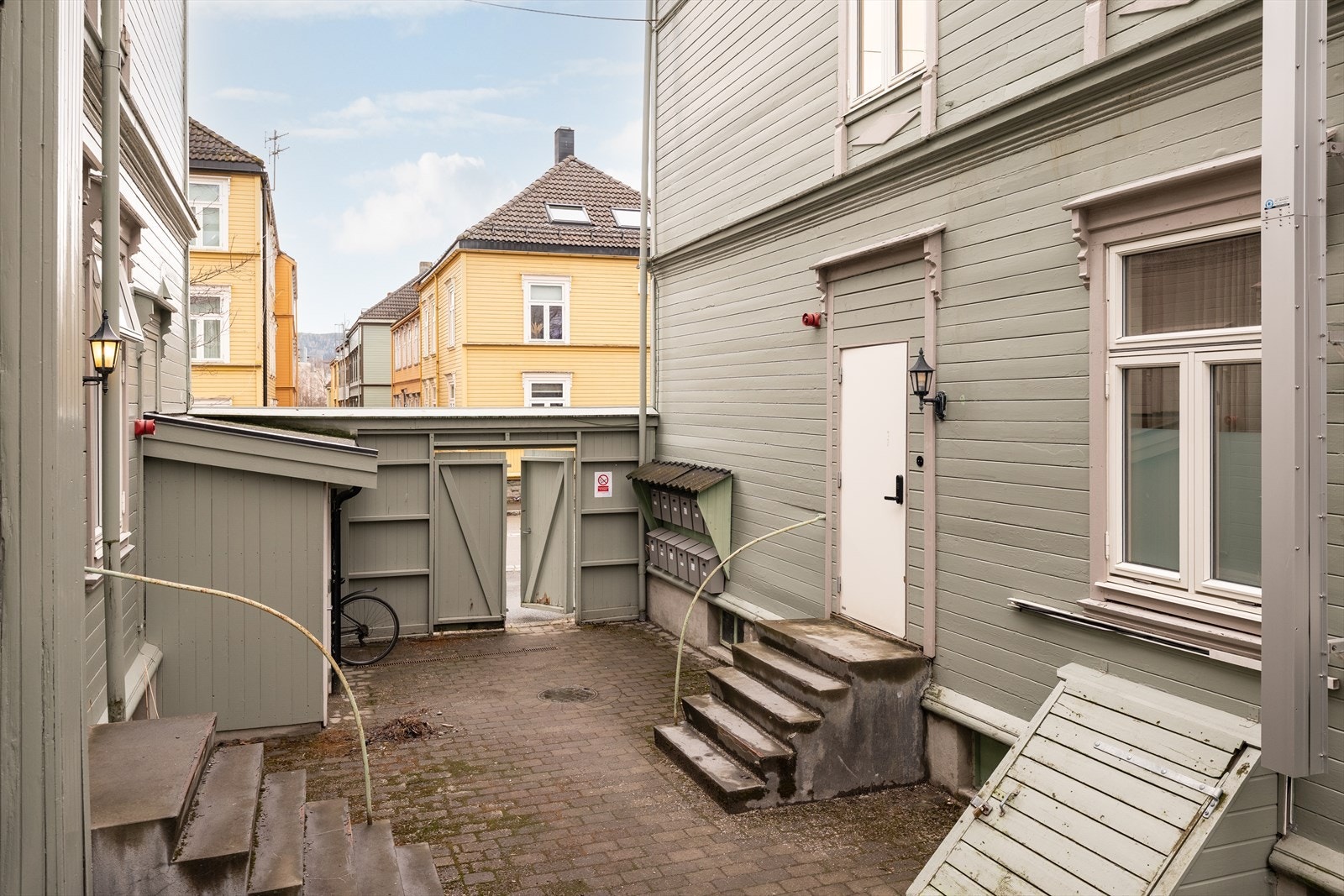 Trivelig felles inngangsparti i skjermet bakgård. Galleribilde