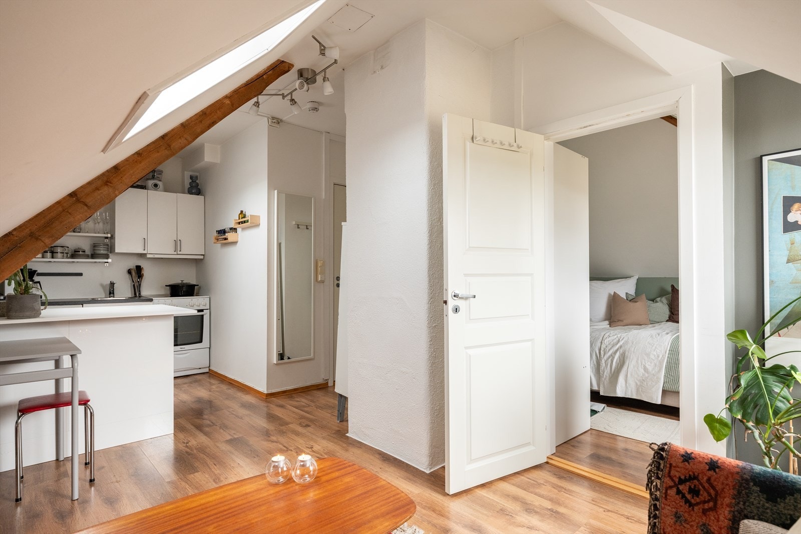 Leiligheten byr stue og kjøkken i åpen løsning. Rommet måler 12,8 m². Galleribilde