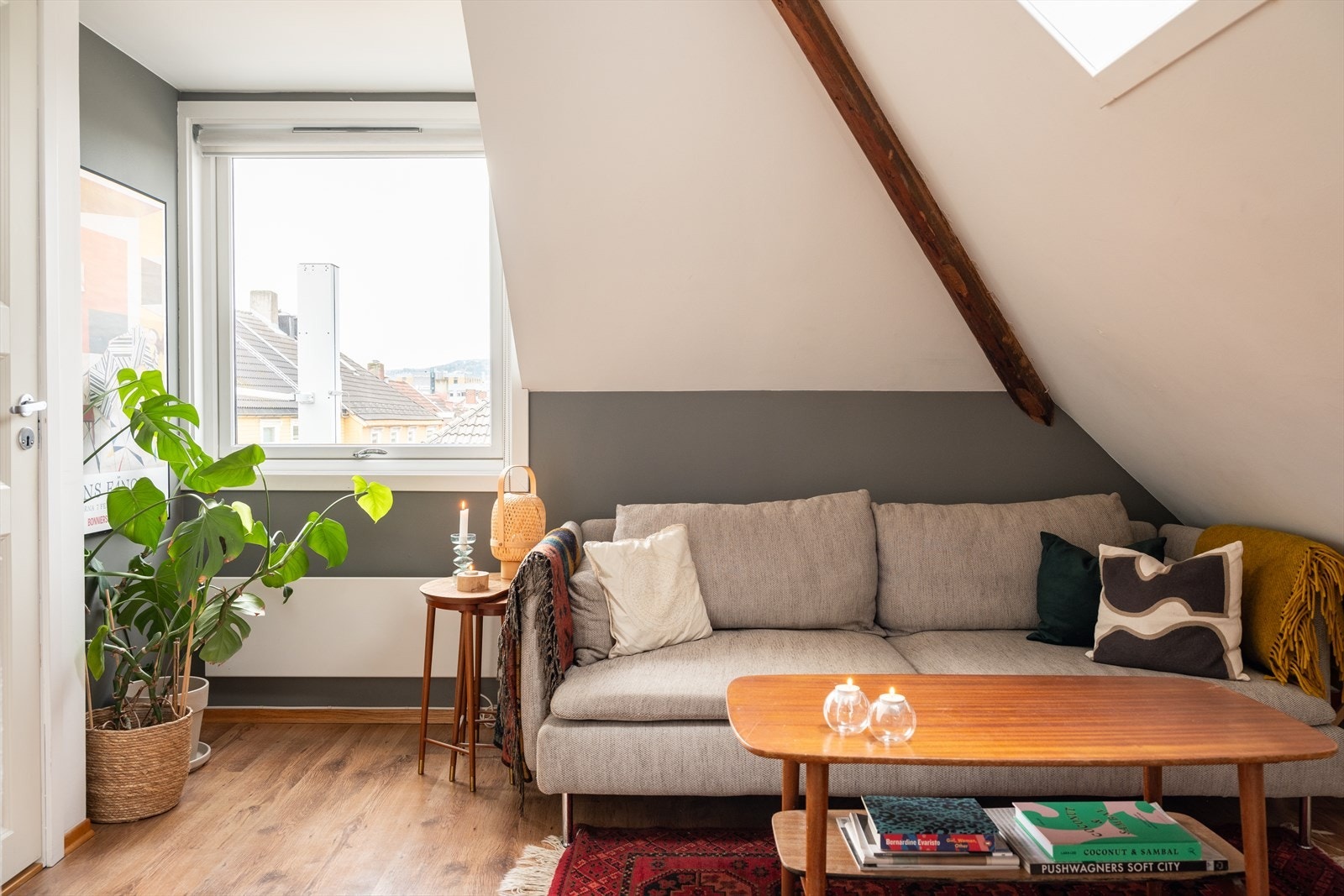 Velkommen til Østersunds gate 14B - en tiltalende loftsleilighet i klassisk trehusbebyggelse med tilbaketrukket beliggenhet på Lademoen. Foto: Eivind Mølnå Galleribilde