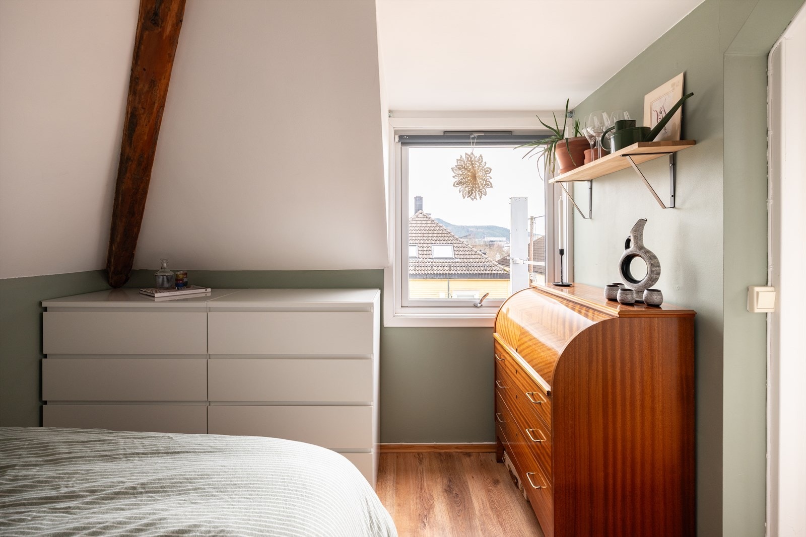 Sameiet har ikke eierskap til parkeringsplasser, men det er gode parkeringsmuligheter i gaten i henhold til gjeldende offentlige regler. I tillegg er det soneparkering i området. Galleribilde