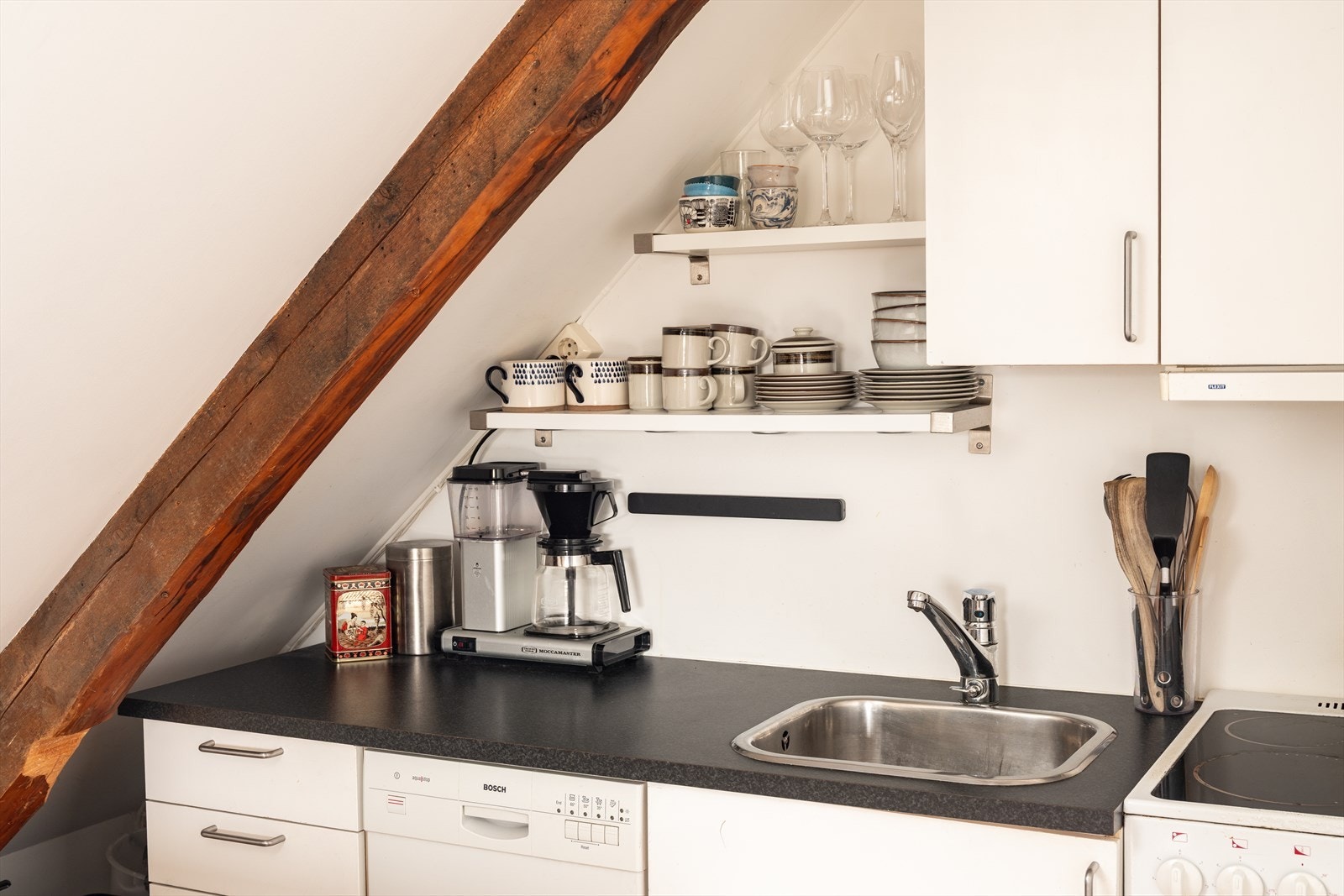 Praktisk kjøkken med gode lagringsmuligheter. Galleribilde