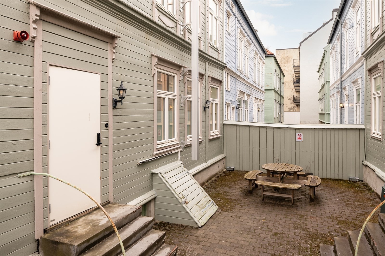 Her er det sittegrupper enkel adgang til bod. Det ble i 2017 etablert takstige, og kjeller og trappeoppgang ble brannsikret. Galleribilde