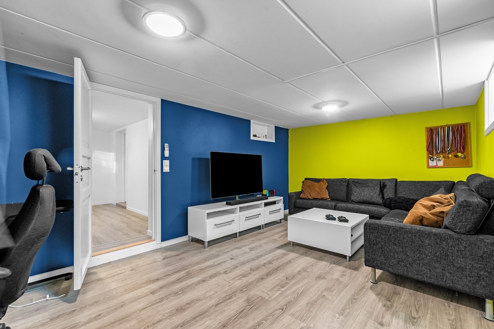 Dette er et allsidig rom som både passer som TV-stue og hjemmekontor. Utbedring av vegger bør påregnes. Galleribilde