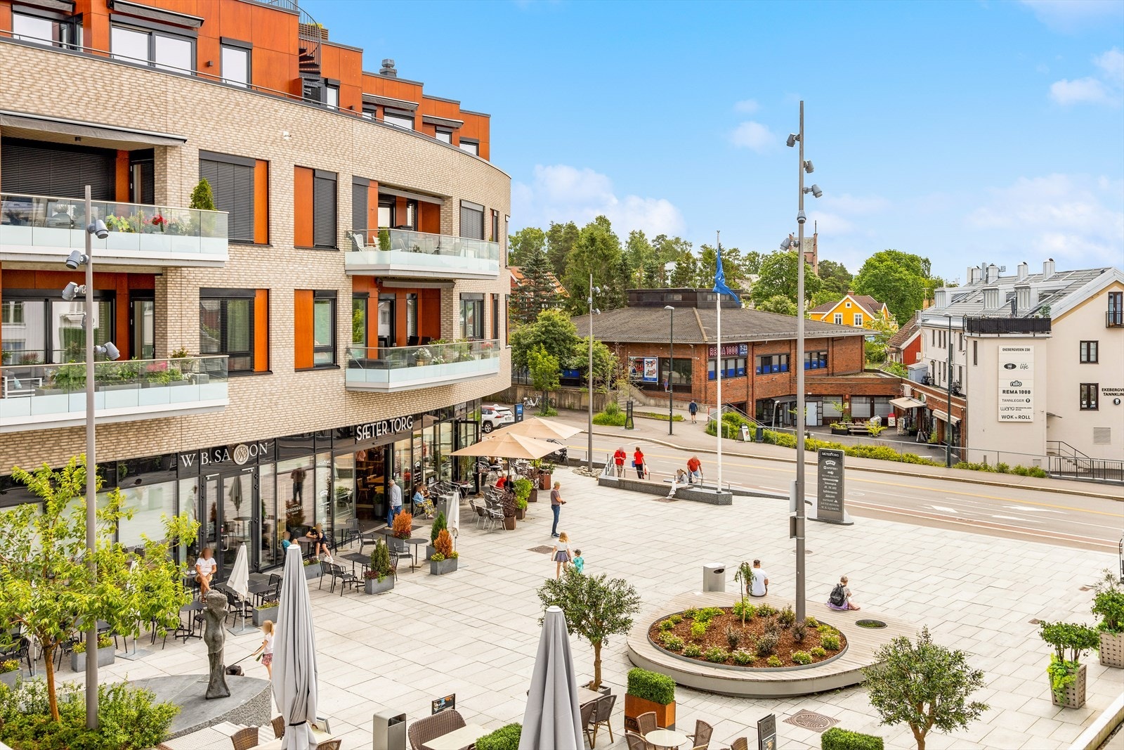 Sæter Torg som byr på mange butikker og serveringssteder som Joe and Juice, Kaffebrenneriet og W.B. Samson og Egon restaurant Galleribilde