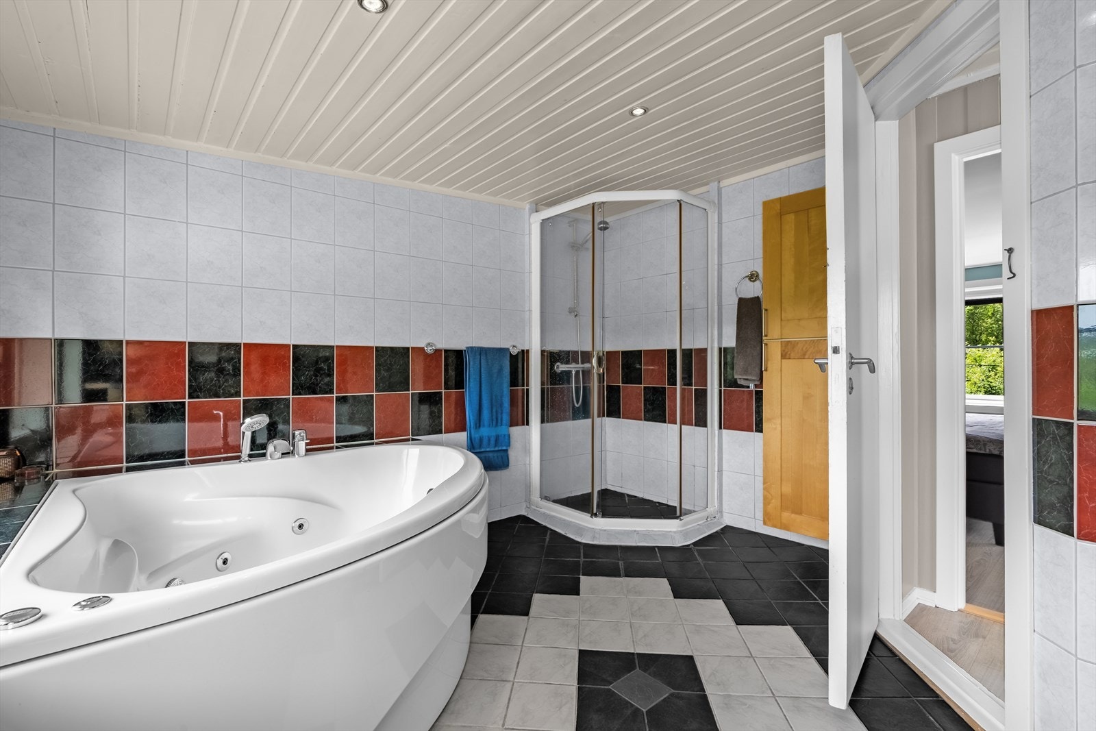 Badet inneholder badekar, dusj med rette foldedører og gulvmontert toalett. Galleribilde