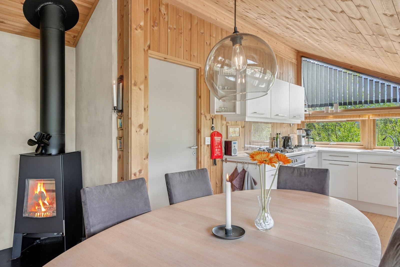 I senter av stuen er det en peisovn som varmer godt på kalde vinterdager. Galleribilde