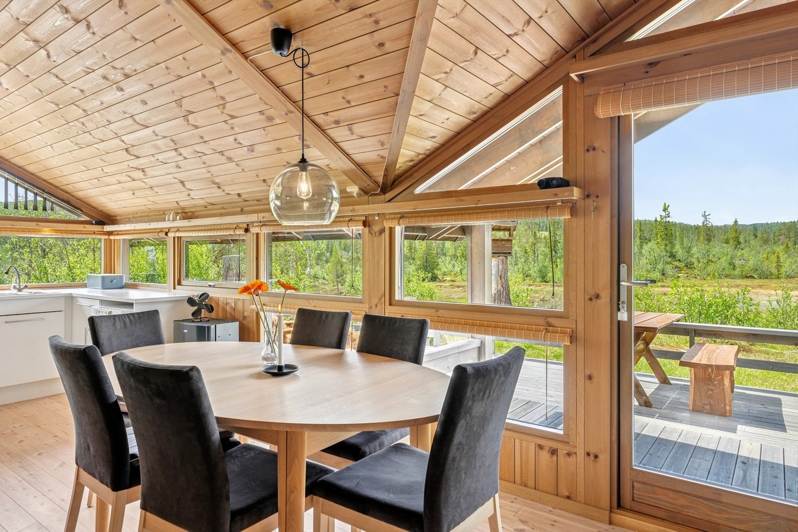 Her kan du invitere venner på hyggelige sammenkomster således som for avslapping i sofakroken. Her ligger alt til rette for å flytte rett inn eller med enkle grep sette sitt eget preg på rommet. Galleribilde