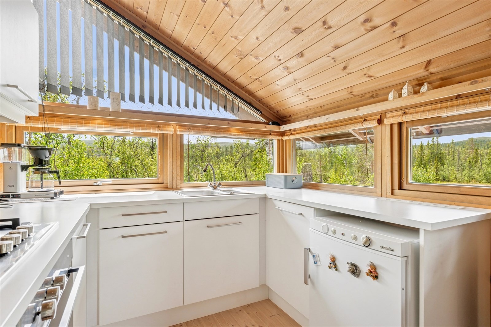 Rikelig med benkeplass og innredningen tilbyr godt med lagringsløsninger gjennom mange skap og skuffer. Galleribilde