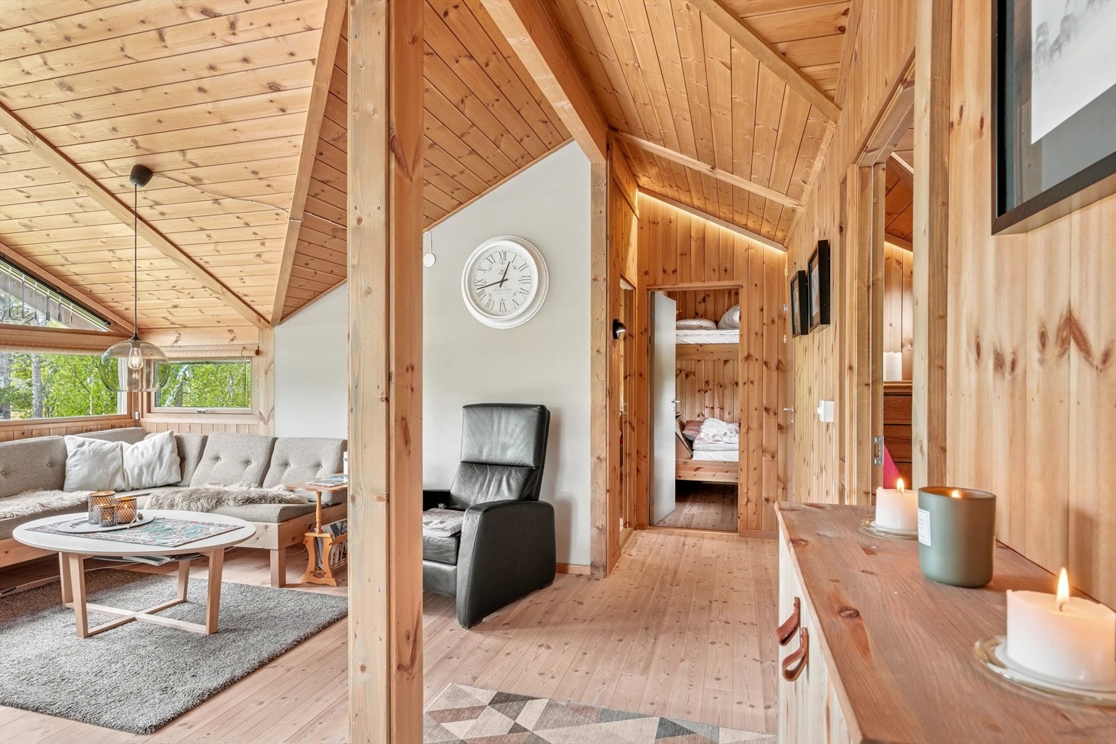 Planløsningen gjør at man får mye lys inn i hytten. Galleribilde