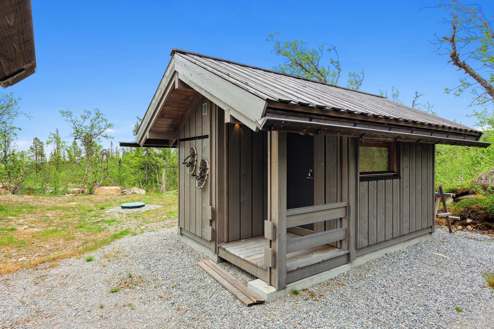 Tradisjonell bebyggelse i samme stil som hytten - perfekte for oppbevaring og bevaring av det autentiske uttrykket. Galleribilde