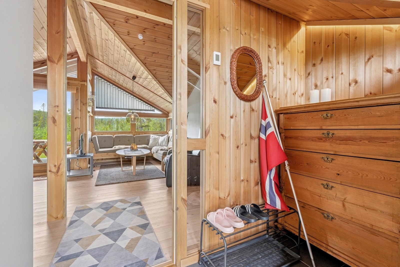 Innbydende vindfang med plass til oppbevaring av yttertøy og sko - Velkommen inn! Galleribilde