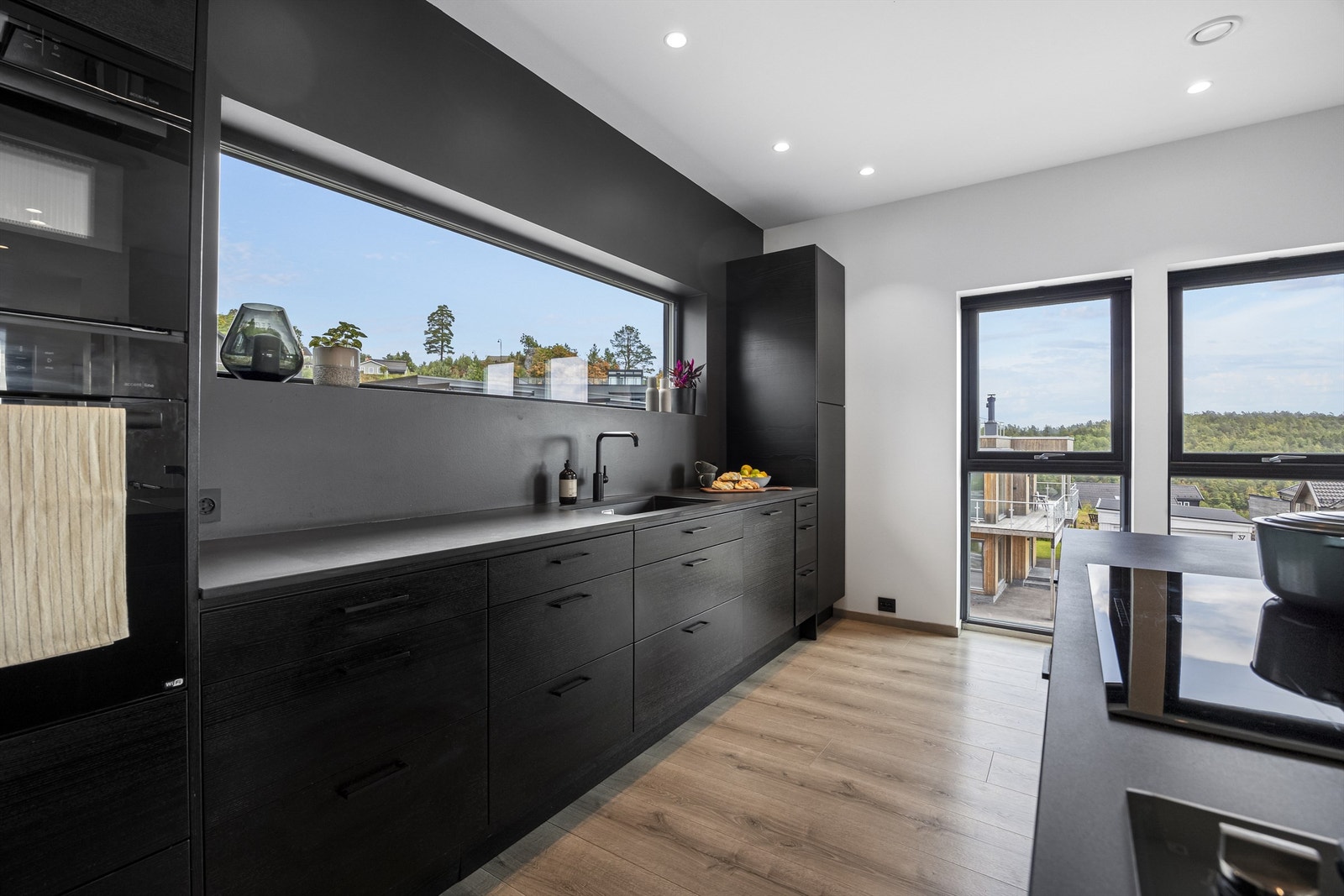 Store vinduer og godt med benkeplass. Galleribilde