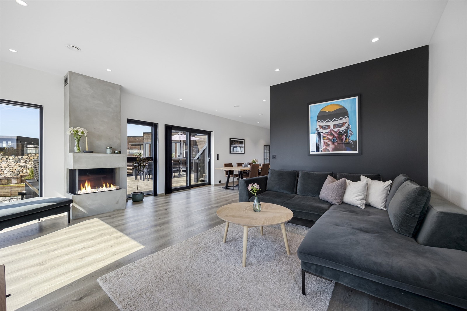 Det er balansert ventilasjon med varmegjenvinning, gasspeis og downlights i stue/kjøkken. Galleribilde