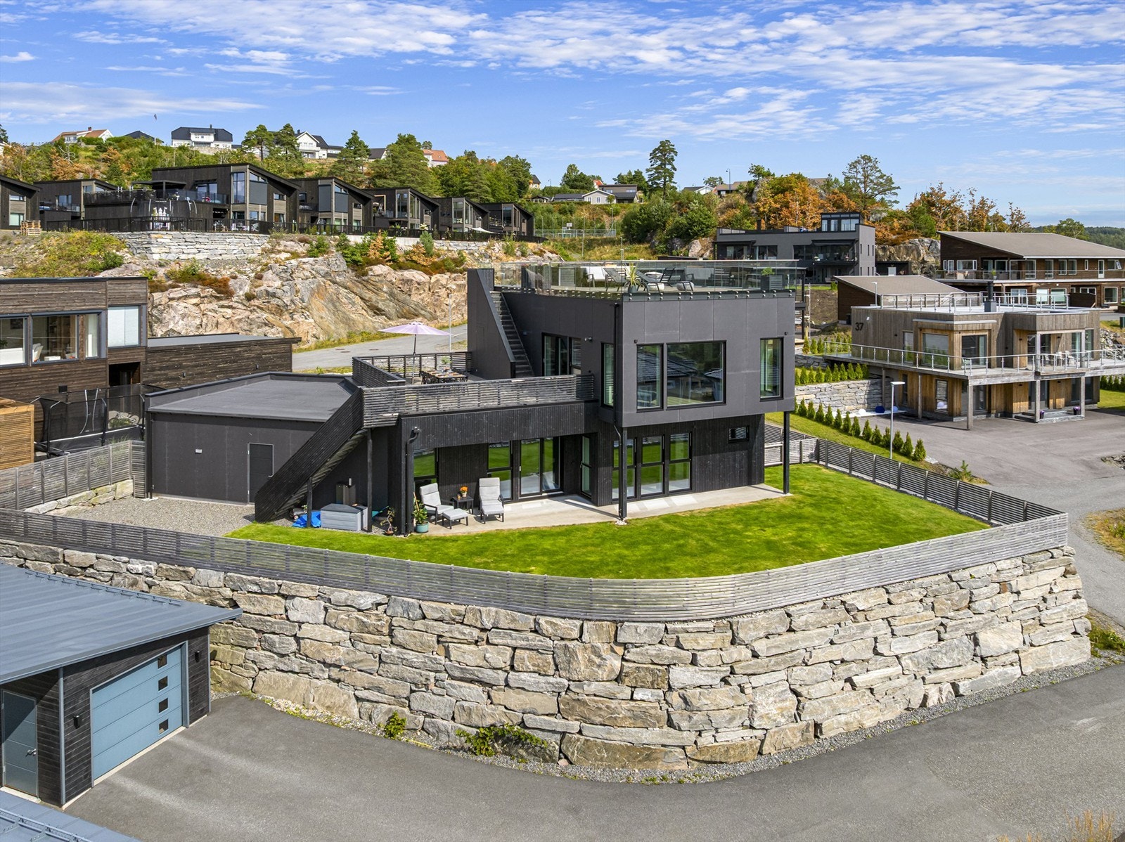 Tomten er godt utnyttet med både hage, grusplass og tun. Galleribilde