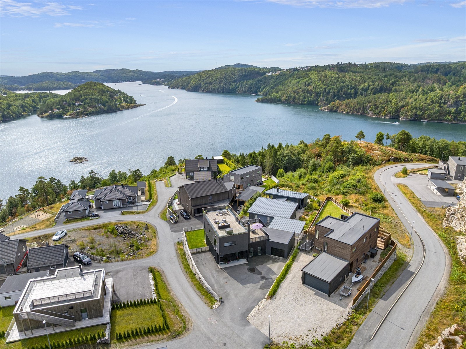 Området er sentralt med snarvei ned til badeplass i sjøen like ved. Galleribilde