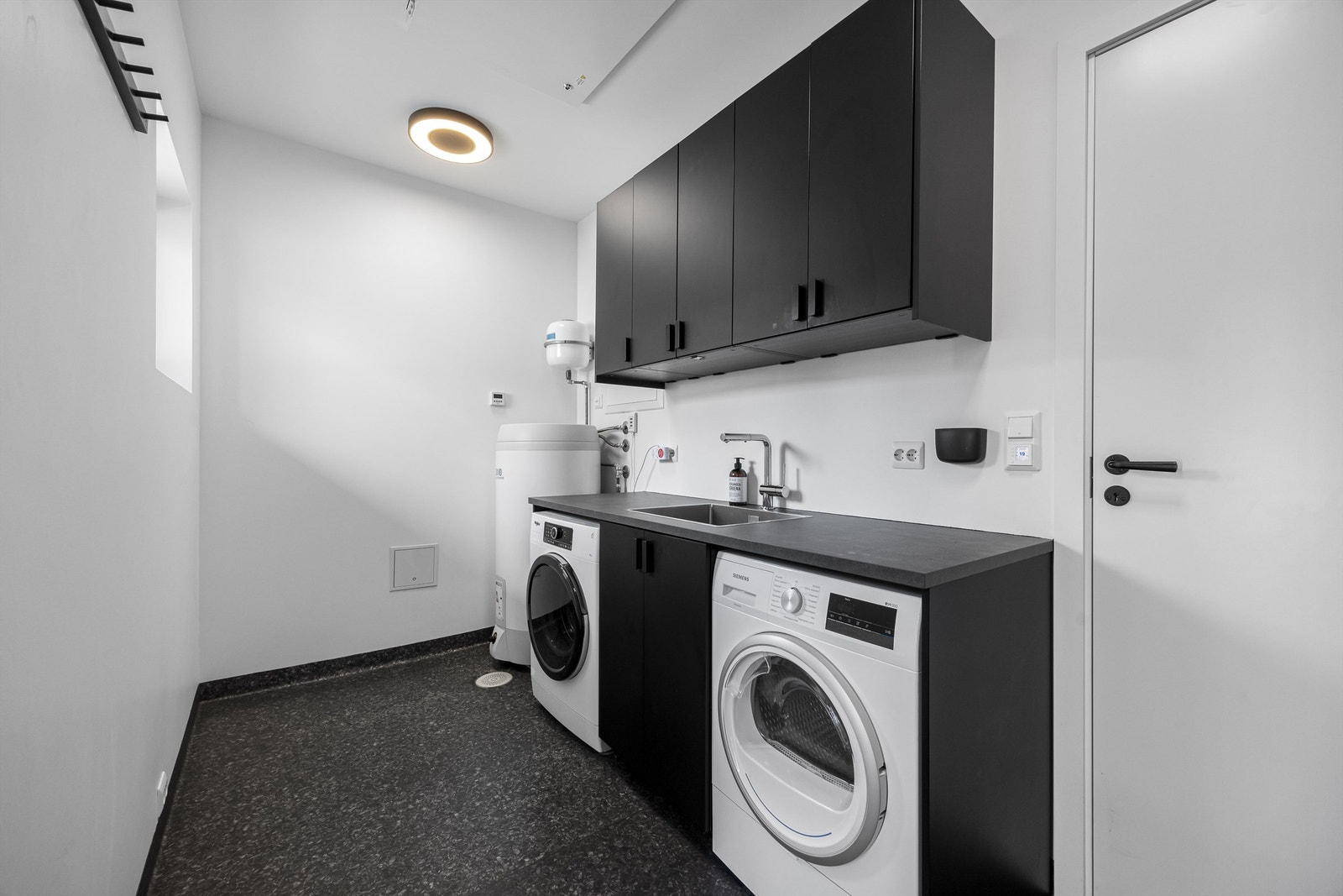 Vaskerom/teknisk rom med varmekabler i gulv. Galleribilde