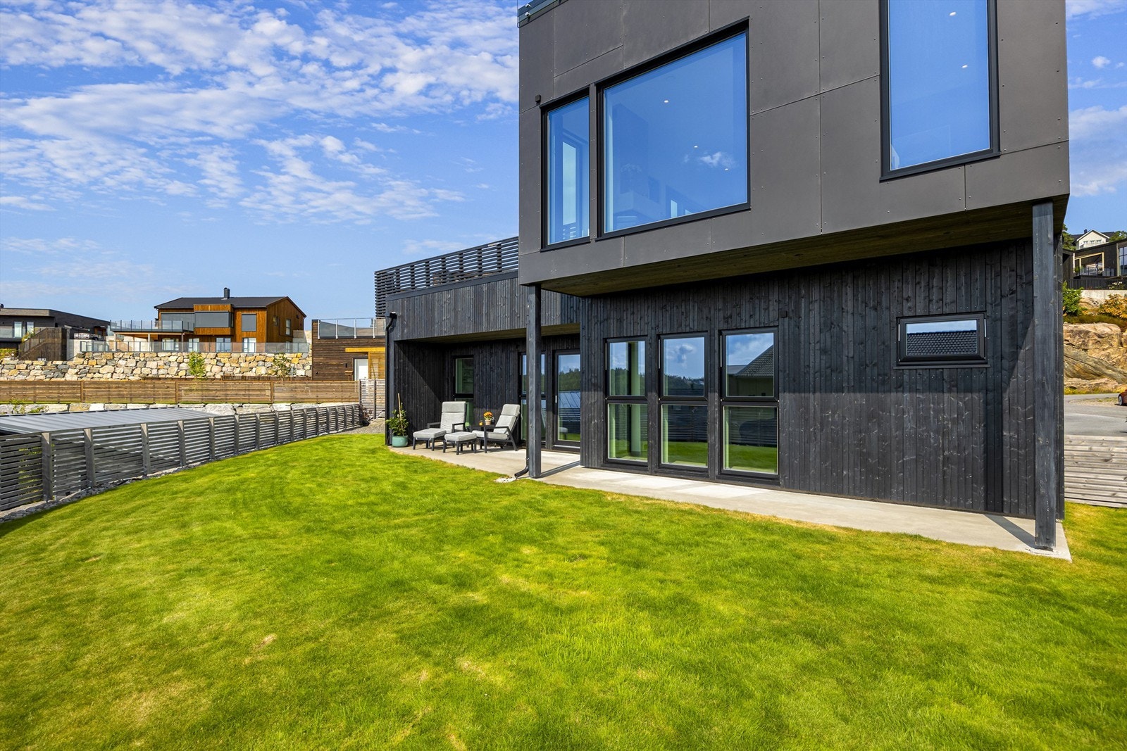 Romslig hage med plass til lek og moro. Galleribilde