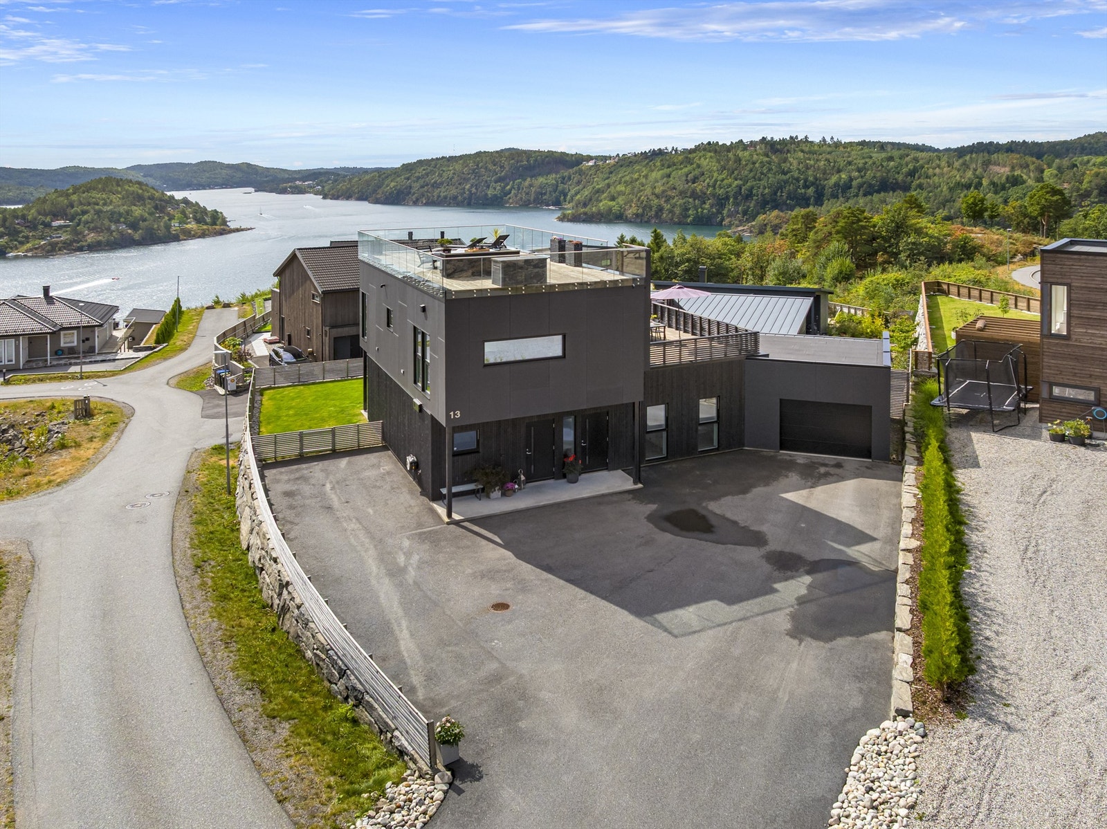 Stort tun med god plass til flere biler. Inngjerdet hage og to takterrasser. Galleribilde