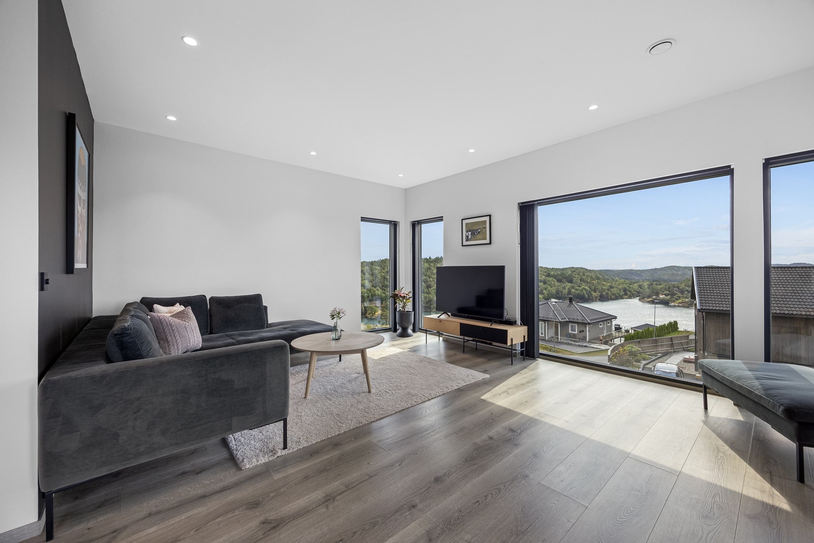 TV-stue med nydelig utsikt til Tvedestrandsfjorden. Galleribilde