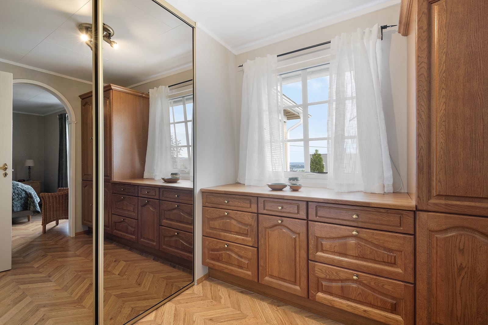 Garderoberom i tilknytning til hovedsoverom. Galleribilde