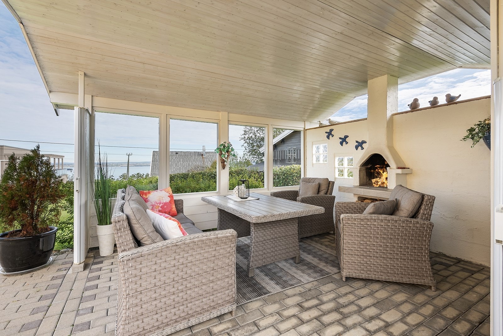 Overbygget uteplass med peis. Galleribilde