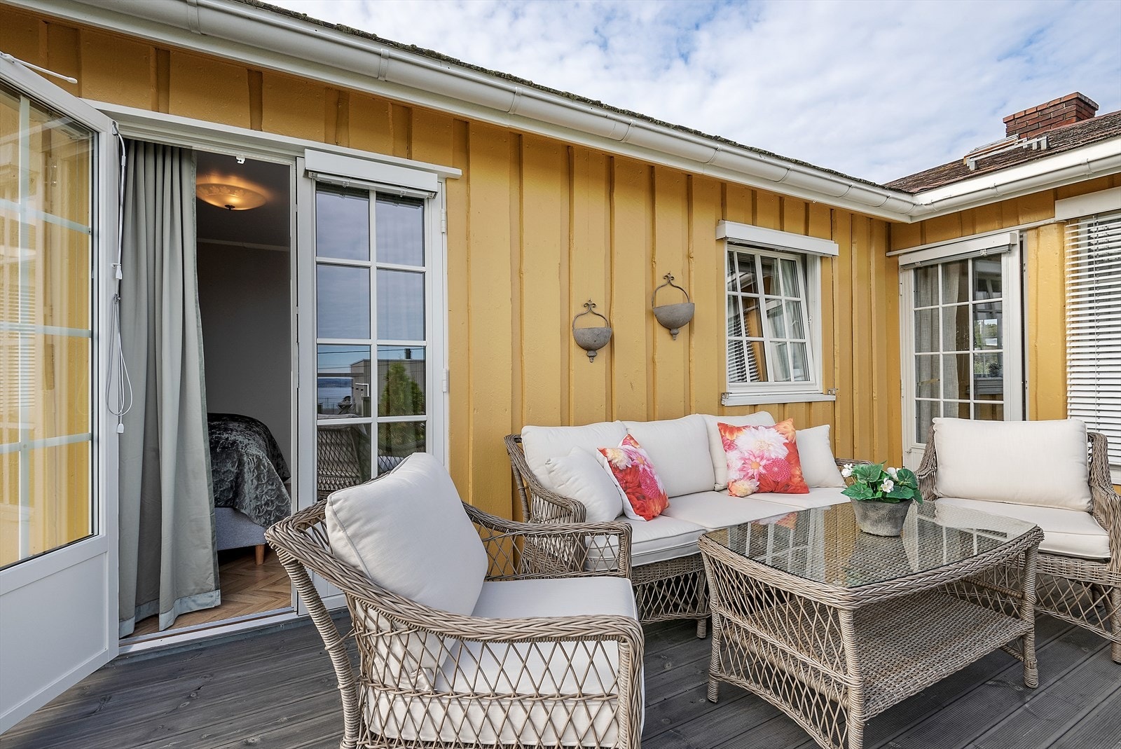 Fin uteplass utenfor stue. Galleribilde